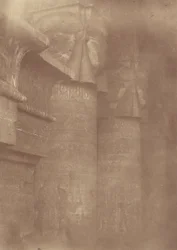 (Close-up dos pilares e capitéis do templo de Denderah)